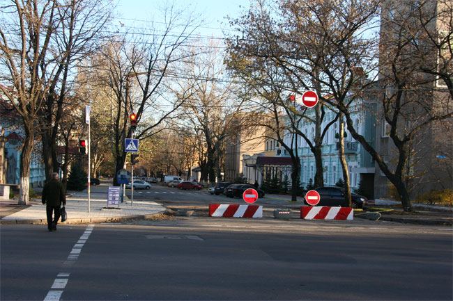 Депутаты с третьей попытки и с большими потугами решились открыть улицу Спасскую