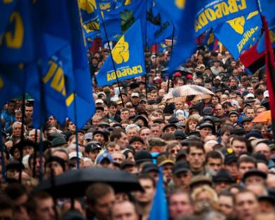 Партии "Свобода" на марш УПА в Киеве удалось собрать рекордное количество участников: около 25 тысяч