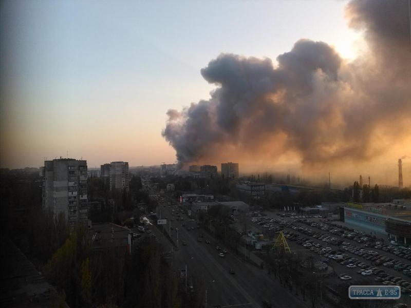 В Одессе горел строительный рынок