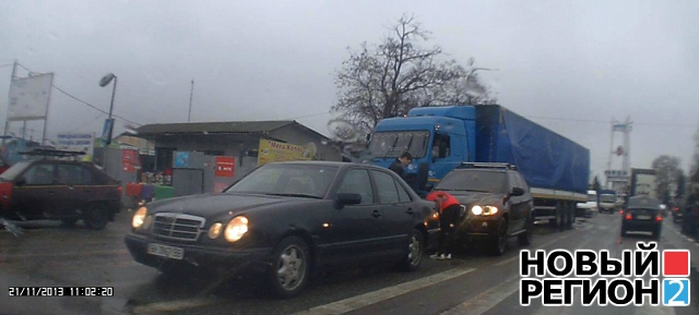 В Одессе джип BMW X5 врезался в Mercedes. ФОТО, ВИДЕО