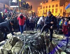 Евромайдан выстоял под атаками «Беркута»: силовики не смогли снести палаточный городок