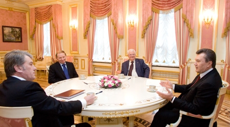 Кравчук и Кучма намекнули Януковичу, что выходом из кризиса будет отставка премьера