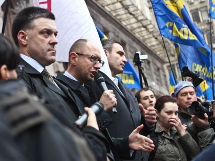 Яценюк сообщил, что на выходных власть хочет ввести чрезвычайное положение и разгонять Майдан