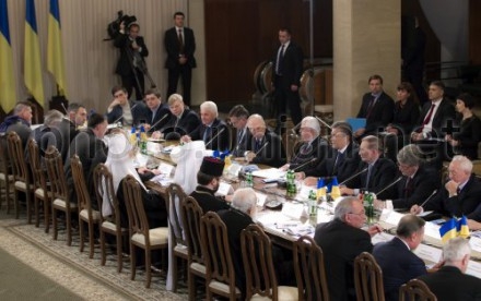 В оппозиции назвали круглый стол "декларативным": "Мы возвращаемся на Майдан"