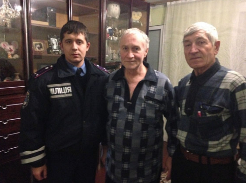 Сотрудники Центрального райотдела милиции поздравили пенсионера ОВД с Днем милиции Украины