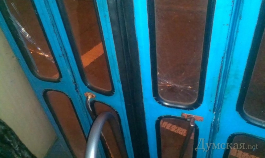 В Одессе водитель и пассажир "Мерседеса" напали на трамвай с пассажирами