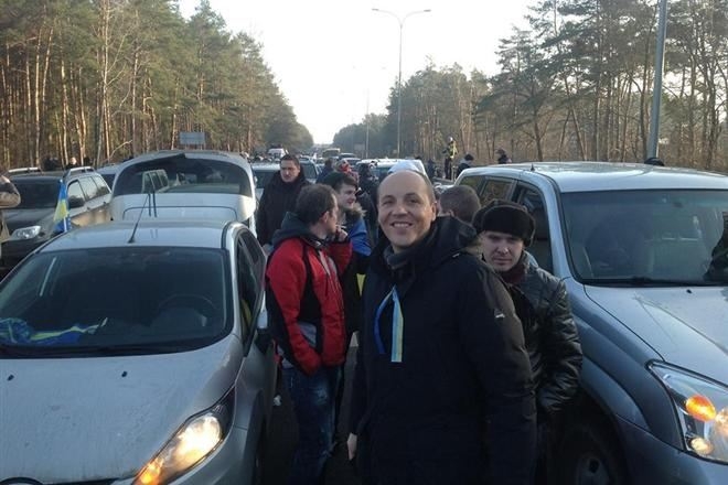 Сотни автомобилей заблокировали выезд из Межигорья