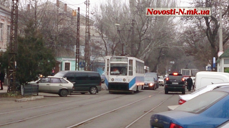 В Николаеве «театрал» заблокировал движение трамваев
