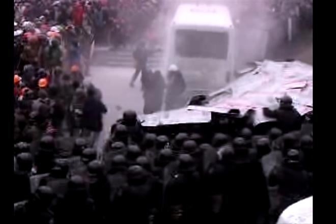 Под Верховной Радой драка митингующих с "Беркутом". Активисты подожгли автобус