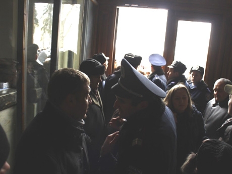 Во Львове горожане захватили ОГА. Губернатор написал заявление об увольнении