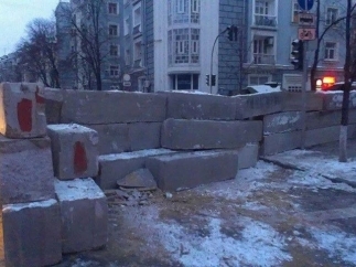 Правоохранители заблокировали бетонными плитами подъезд к правительственному кварталу