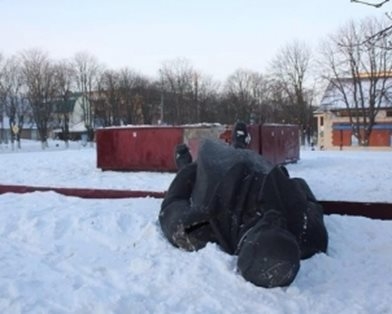 Под Киевом неизвестные повалили памятник Ленину
