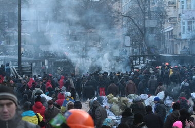 Майдан и Антимайдан столкнулись возле Мариинского парка – в ход пошли дымовые шашки