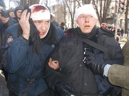 Захваченных активистами солдат удерживают в Октябрьском дворце, - МВД