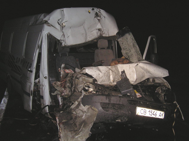 «МАЗ» выехал на встречную полосу и врезался в «Мерседес». 24-летний пассажир скончался на месте, водитель госпитализирован