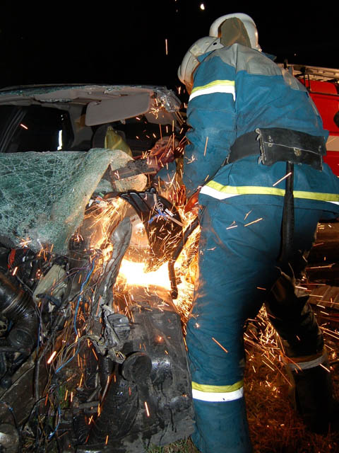 Водитель «Daewoo», врезавшись в дерево, оказался в ловушке в собственном автомобиле