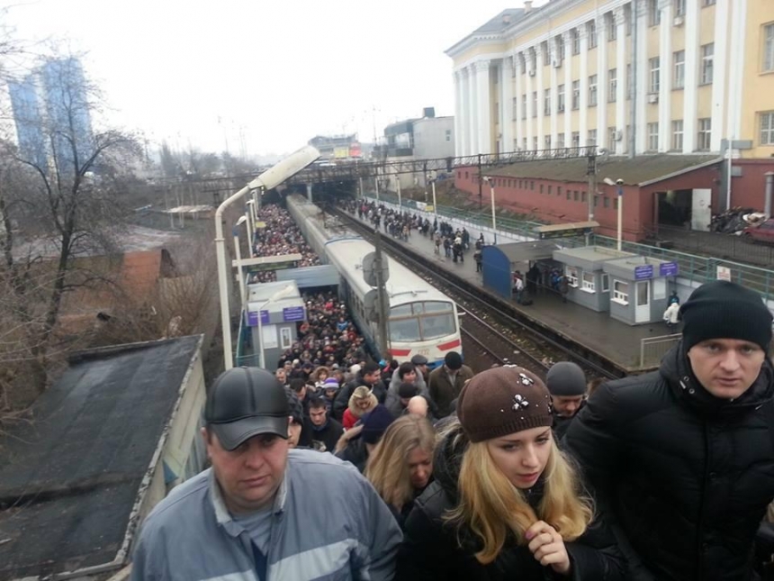 В столице метро не работает: киевляне переполнили электрички. ФОТО