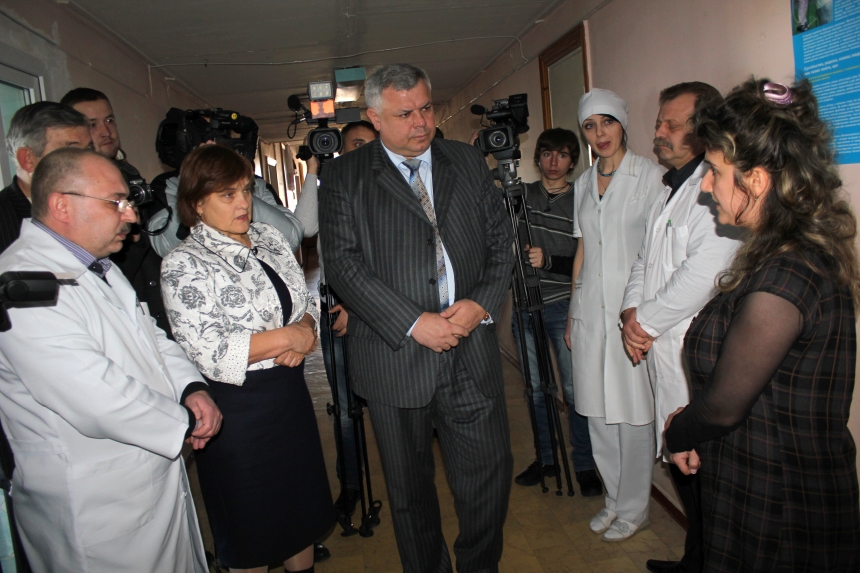 Губернатор Николаевской области помог онкобольной девочке Ане Малян поехать в Израиль на лечение