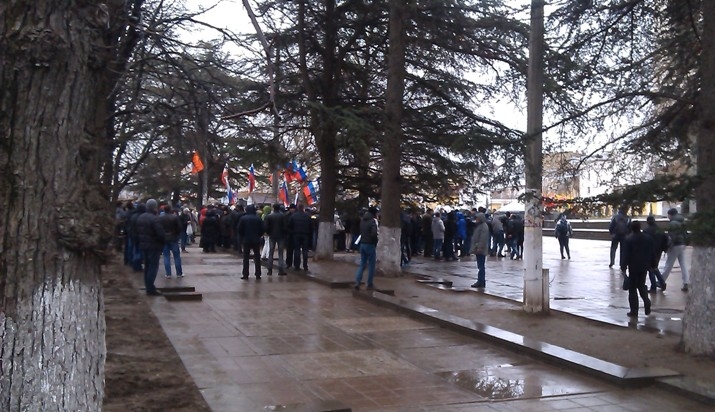 К парламенту Крыма прорвались 200 человек с флагами России