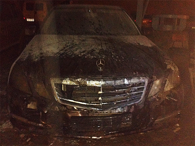 В Николаеве на стоянке загорелся автомобиль «Мерседес»