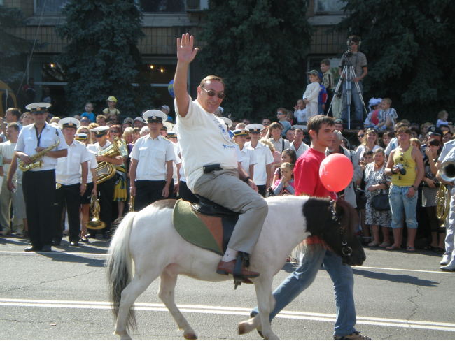 Парад машин і розбиті голови: Миколаїв з розмахом відзначає своє 220-річчя