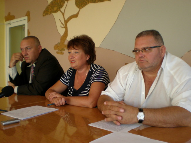 Слева направо - лидер фракции БЮТ в горсовете Олег Мудрак, Елена Герасимчук и депутат Александр Курченко