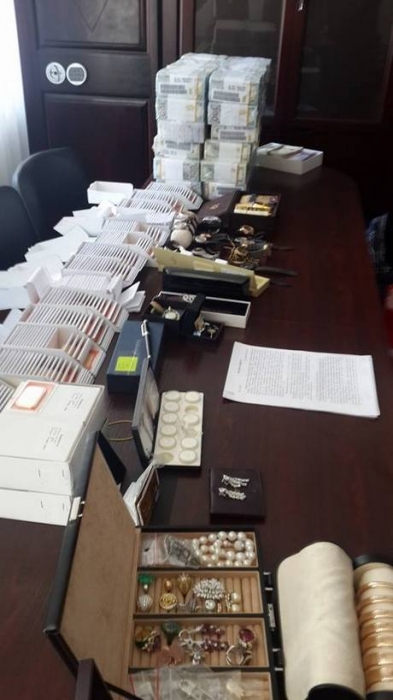 4,8 миллиона долларов, мешочки с бриллиантами, золото: министр МВД рассказал, что нашли у Ставицкого