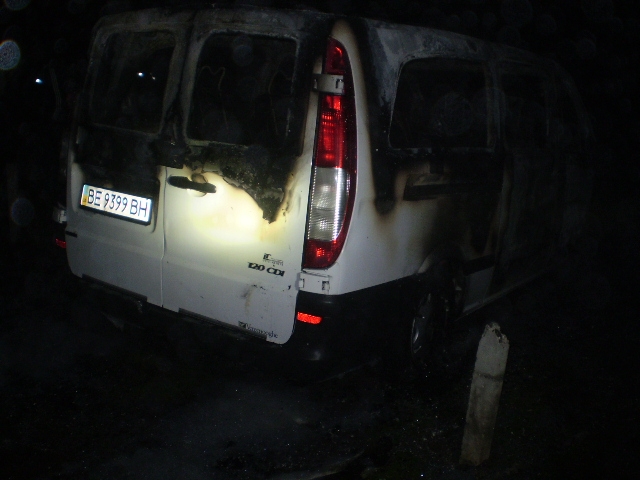 В Николаеве загорелся микроавтобус «Мерседес»