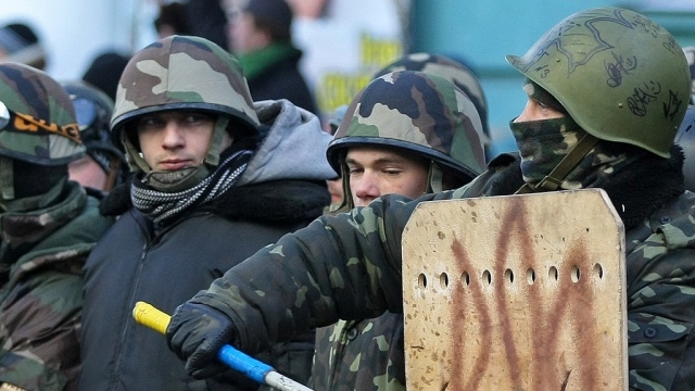 Amnesty International обеспокоена "большим числом людей с дубинками" на улицах Киева