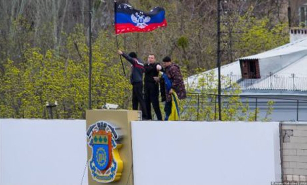 В Горловке захвачен горсовет: на здании вывешен российский флаг