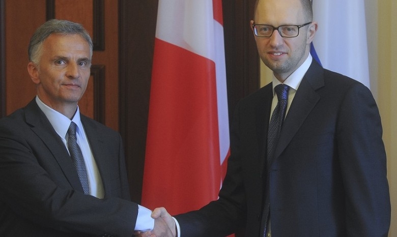 Яценюк встретил президента Швейцарии с датским флагом