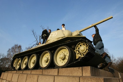 Из-за Украины немецкие СМИ требуют убрать советские танки из Берлина