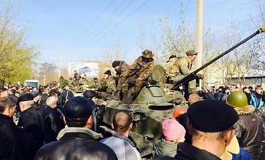В Краматорске военную технику блокируют местные пророссийские активисты