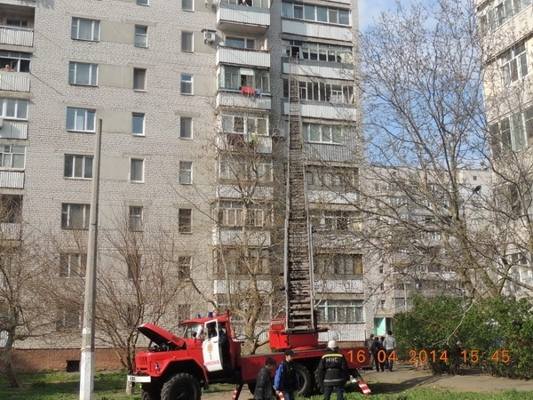 В Николаеве женщина пыталась спуститься с 7-го этажа по связанным простыням ВИДЕО