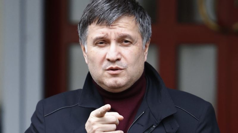 Аваков обещает увольнять милиционеров с георгиевскими ленточками