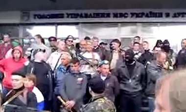 В Луганске экстремисты с автоматами окружили главк МВД