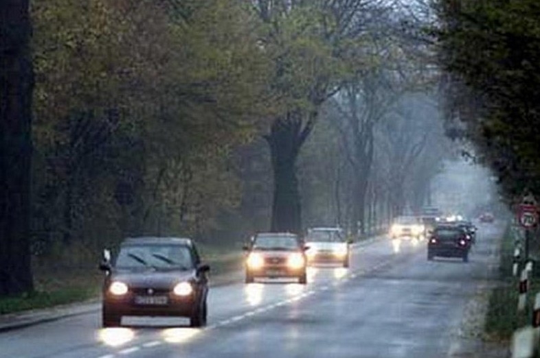 С сегодняшнего дня украинские водители могут не включать ближний свет в светлое время суток