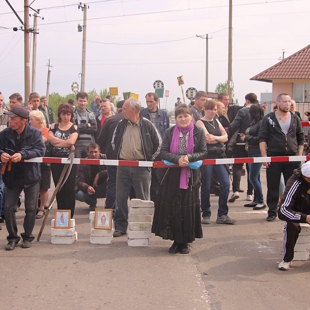 Жители Славянска блокируют войска ВСУ на подступах к городу