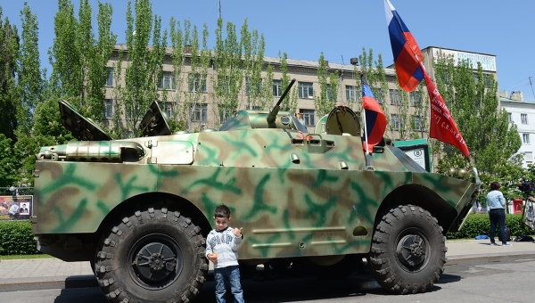 На Донбассе под усиленной охраной вооруженных бунтарей начался «референдум»