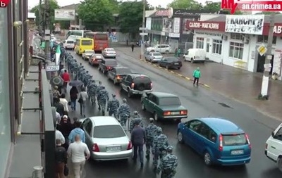 В Симферополе проходит траурный митинг крымских татар. Центр города оцеплен ОМОНом