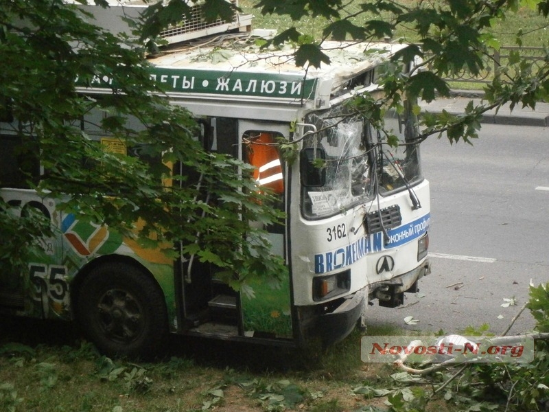 В центре Николаева троллейбус врезался в столб