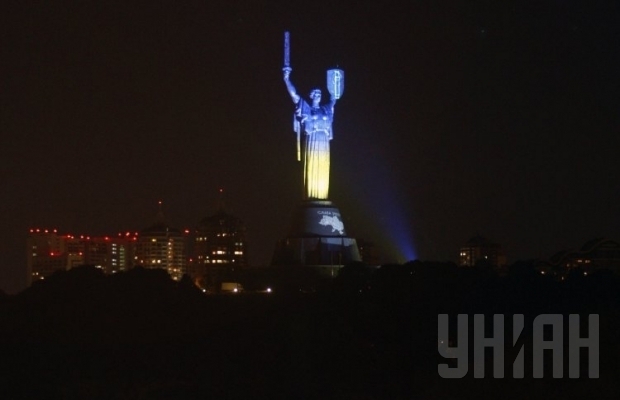 Киевская \"Родина-мать\" в День Конституции стала сине-желтой