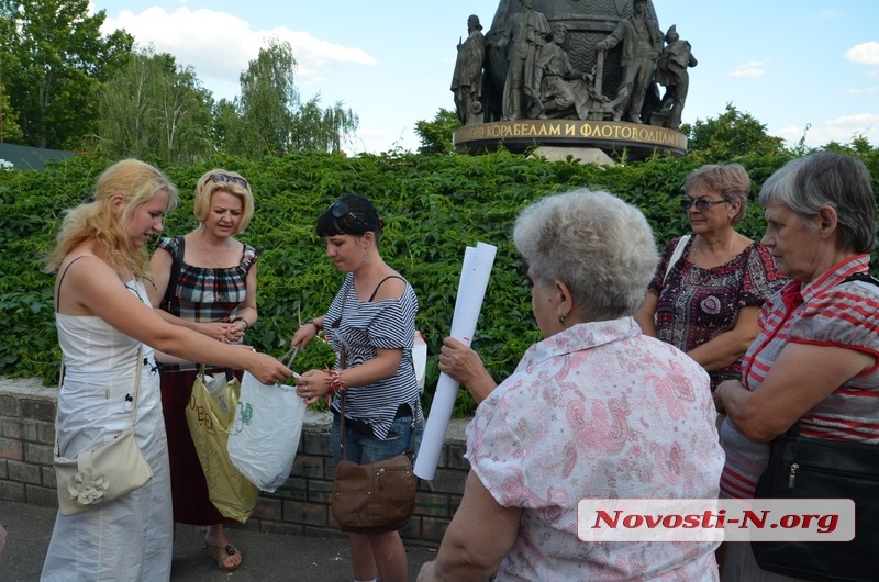 У Миколаєві під «МакДональдсом» спалили «американську дупу»