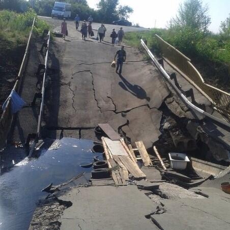 Под Луганском боевики подорвали мост через реку Северский Донец