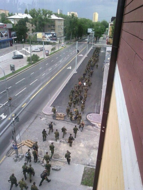 В Донецке раздаются взрывы. По городу перемещаются колонны боевиков