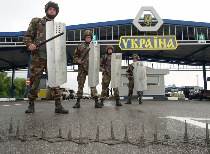 Украинские пограничники закрыли 9 пунктов пропуска на границе с Россией