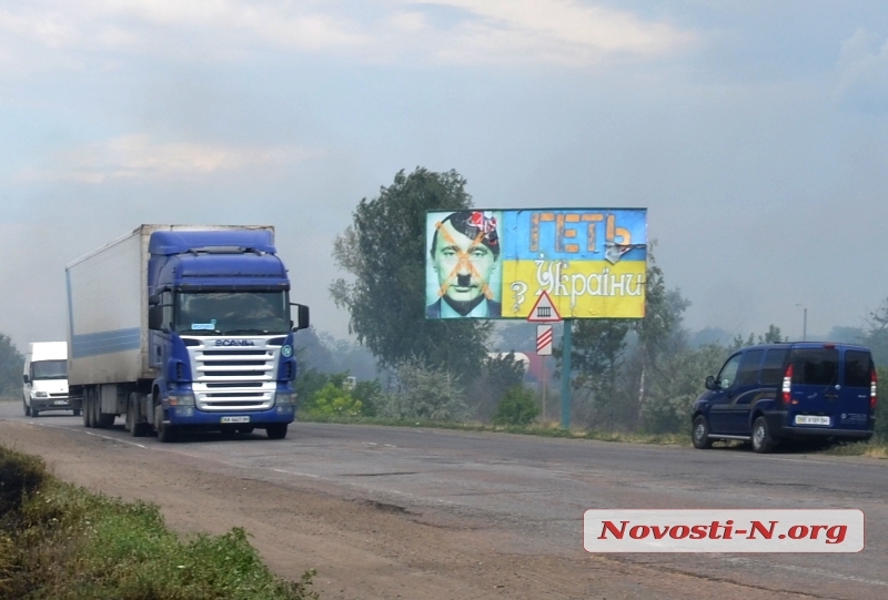 На въезде в Николаев установлен борд с изображением Путина в образе Гитлера