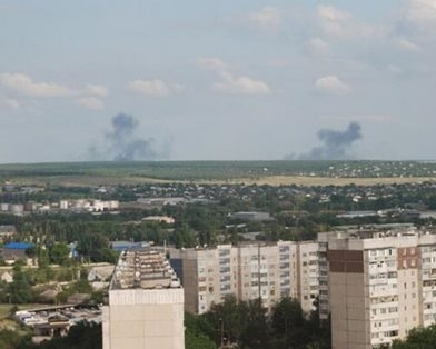 В Луганске аэропорт обстреливают из Града и танков: начался пожар