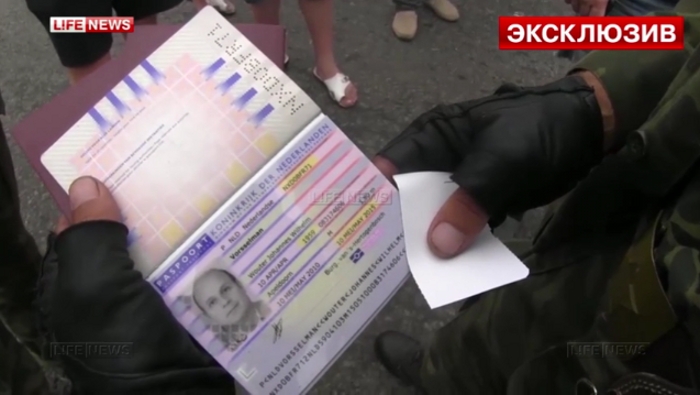 На месте крушения «Боинга» в Донецкой области сотни изуродованных тел: среди погибших дети ФОТО 18+
