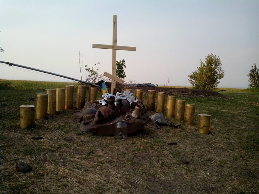 Покидая высоту, николаевские десантники установили памятник погибшим сослуживцам
